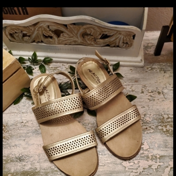 Kenneth Cole Reaction Gold Flat Leather Sandals - Picture 2 of 7